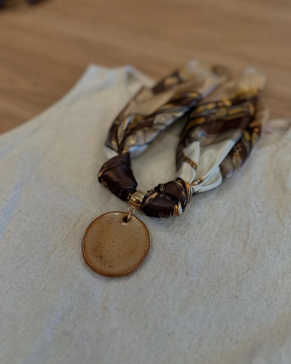 Conjunto de colar e brincos em cerâmica