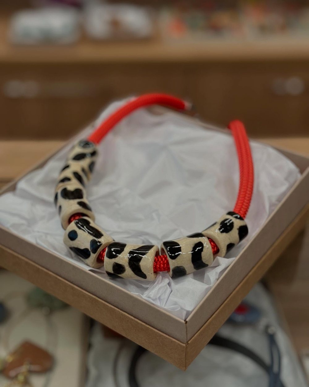 Colar com padrão animal print