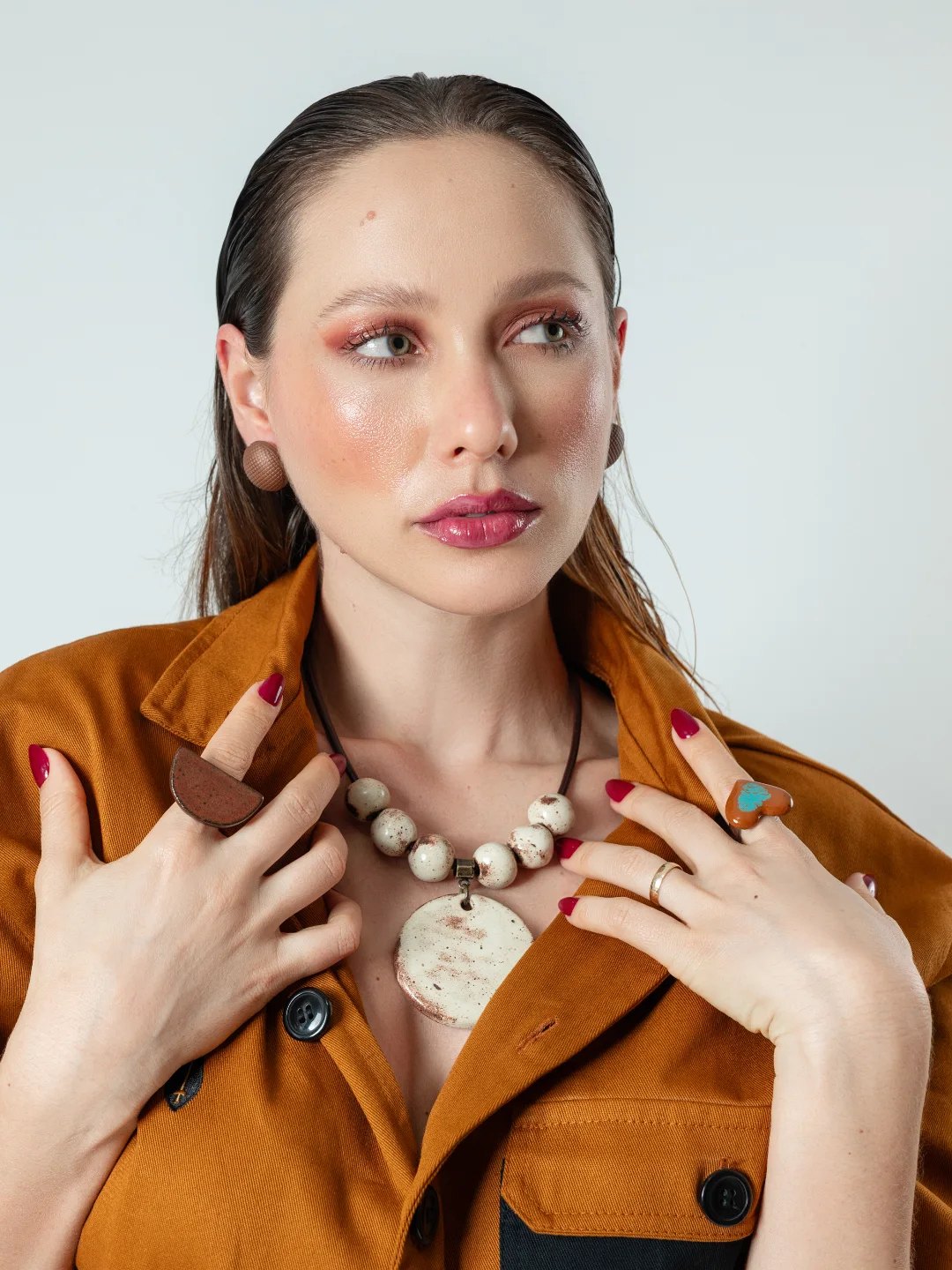 Modelo usando um colar de cerâmica Maria Karaguatá